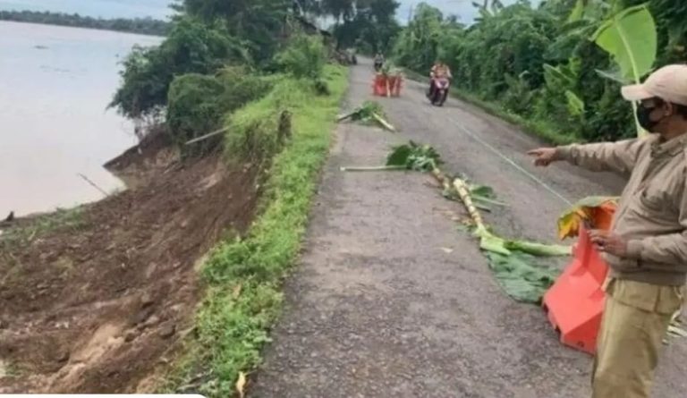 Jalan Merdeka di Kecamatan Sekayu Muba Longsor, Warga Diminta Waspada
